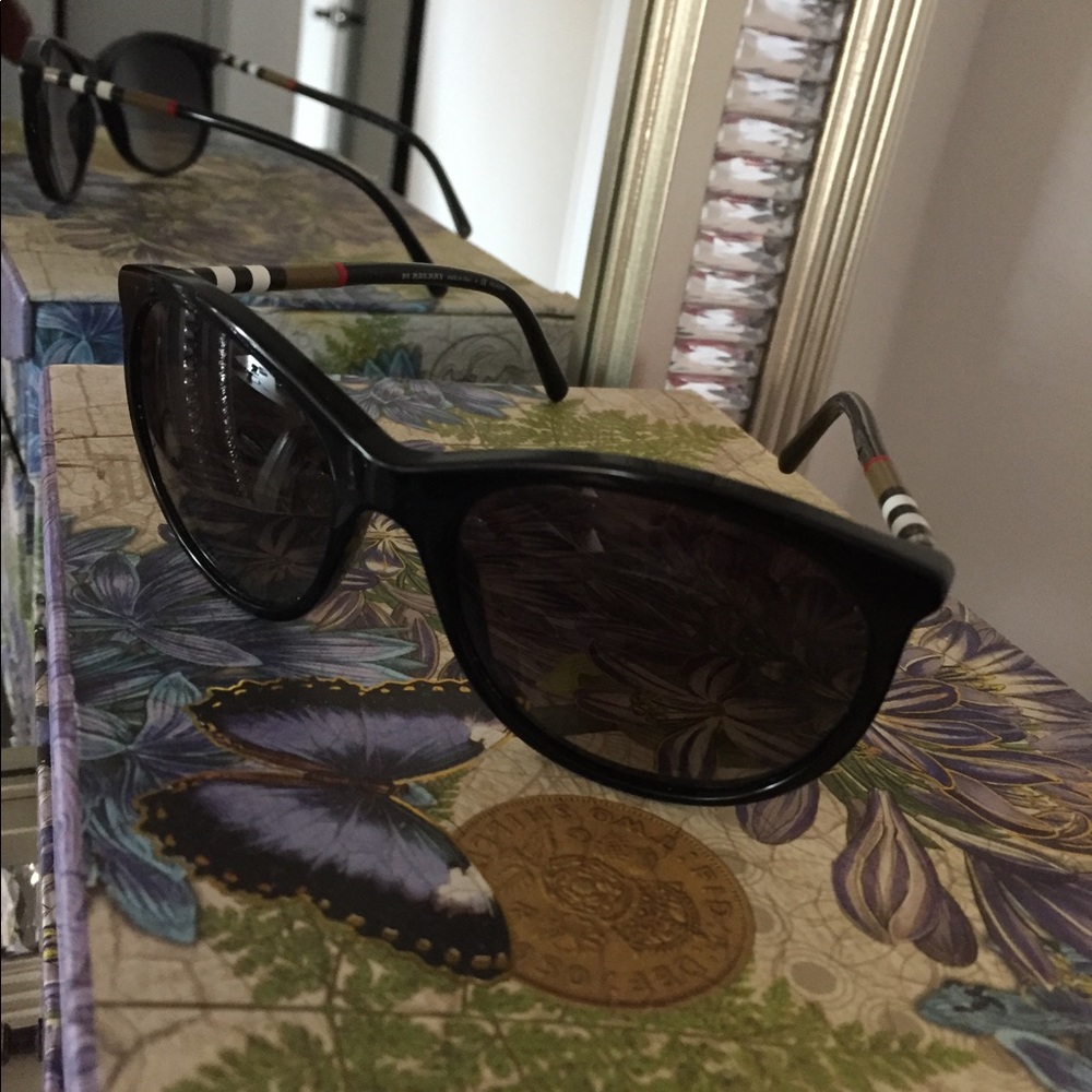 Burberry ladies sun glass used - Picture 5 of 7